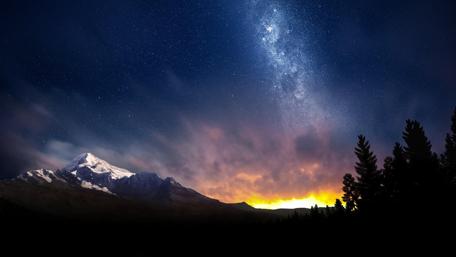 Milky way in the night sky wallpaper