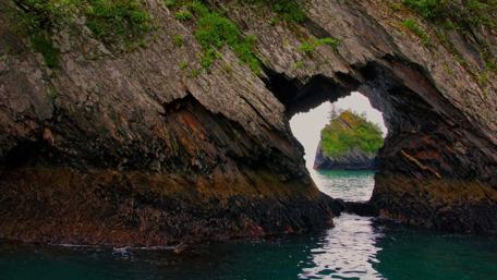 Majestic Rock Arch Over Serene Waters wallpaper