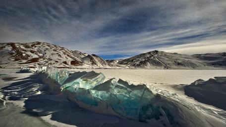 Majestic Frozen Mountainscape wallpaper