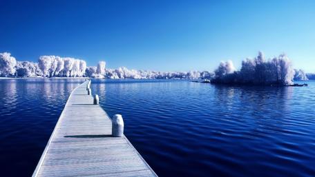 Frosty pier wallpaper