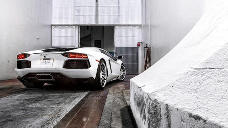 Sleek White Lamborghini Aventador in Stunning Detail wallpaper