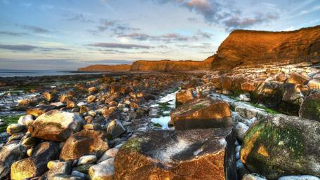 Stunning Rocky Shoreline at Sunset wallpaper