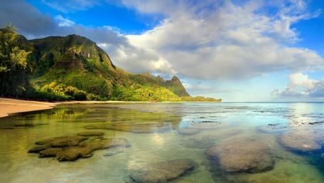 Serene Coastal Views of a Tranquil Bay wallpaper