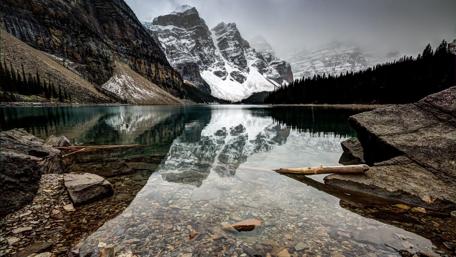 Majestic Mountain Reflections in Tranquil Waters wallpaper