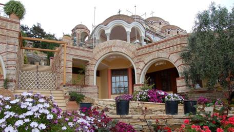 Elegant Mansion Surrounded by Vibrant Flowers wallpaper