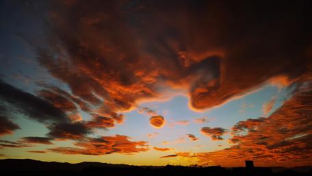 Ethereal Sunset Over Majestic Clouds wallpaper