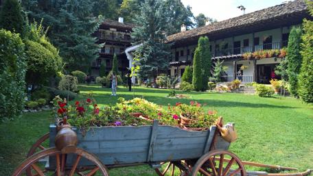Charming Bulgarian Courtyard Scene in 4K Resolution wallpaper