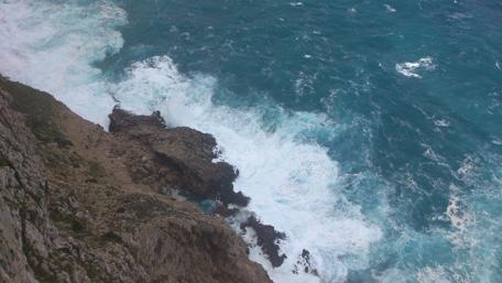 Majestic Waves Crashing on Mallorca's Shores wallpaper