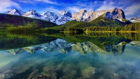 Serene Mountain Reflection in Clear Lake wallpaper