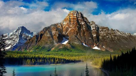 Majestic Mountain Reflection in Tranquil Lake wallpaper