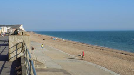 Coastal Serenity in Sussex's Beachfront Scene wallpaper