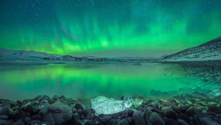 Majestic Northern Lights Over Still Waters wallpaper