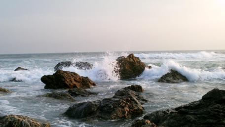 Ocean Waves Crashing on Rocky Shoreline wallpaper
