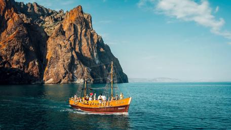 Serenity by the Sea in Crimea wallpaper