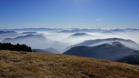 Majestic Slovakian Peaks Under Cloudy Skies wallpaper