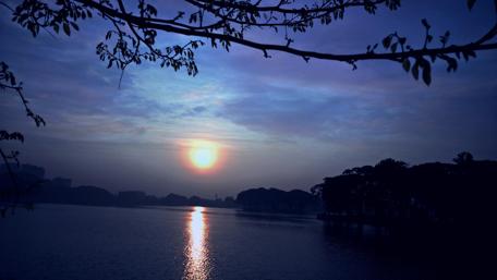Serene Sunset Over Calm Waters wallpaper