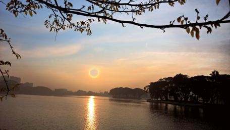 Serene Sunset Over Tranquil Waters wallpaper