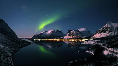 Mesmerizing Northern Lights Over Serene Landscape wallpaper