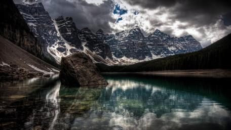 Majestic Lake Reflected in Mountain Peaks wallpaper