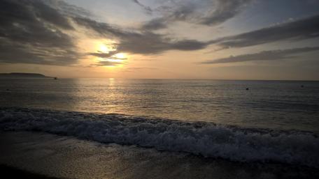 Serene Sunrise Over Tranquil Beach Waves wallpaper