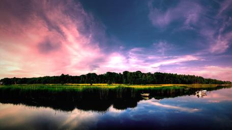 Serene Sunset Over Reflective Waterscape wallpaper