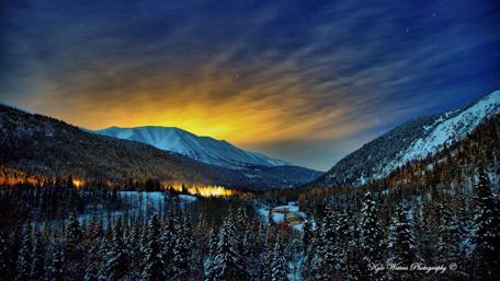 Majestic Winter Night in the Mountains wallpaper