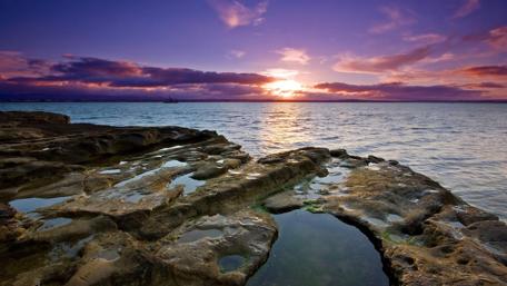 Serenity at Sunset Over the Ocean Waves wallpaper