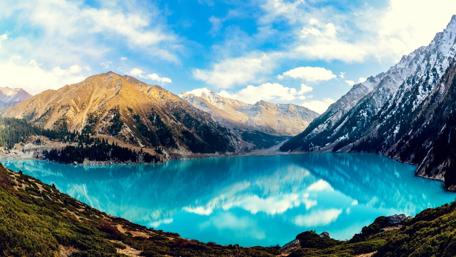 Stunning Lake Reflections in Majestic Mountains wallpaper