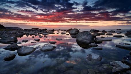 Serene Coastal Sunset Reflection wallpaper
