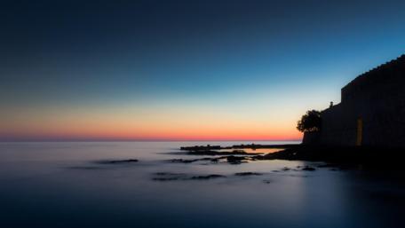 Serene Sunset Over Calm Waters wallpaper