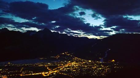 Serene Nightscape Over Lienz City Lights wallpaper