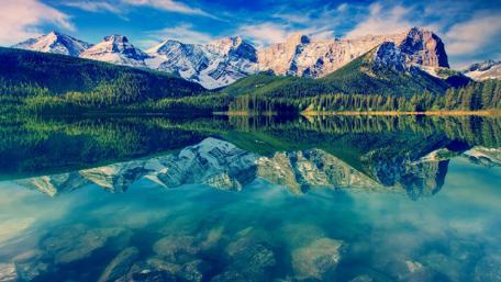 Serene Mountains Reflected in Crystal Clear Lake wallpaper
