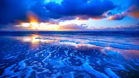 Serene Sunset Over Tranquil Sea Waves wallpaper