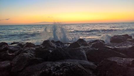 Serene Sunset at the Ocean's Edge wallpaper