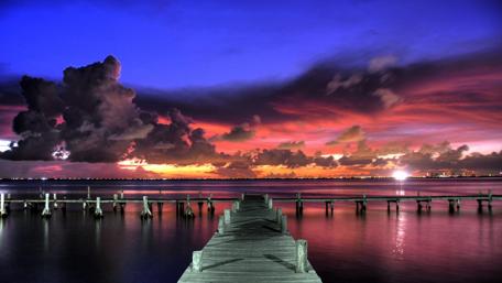 Sunset Serenity Over Tranquil Waters wallpaper