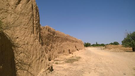 Enduring History Along the Desert Roadway wallpaper