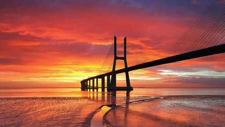 Sunset Over the Majestic City Bridge wallpaper