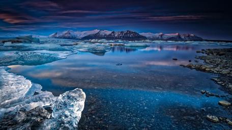 Ice-Laden Serenity at Dusk wallpaper