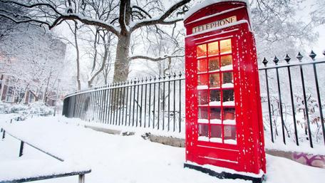 Snowy red call box wallpaper