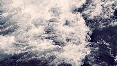 Ocean Waves in Motion wallpaper