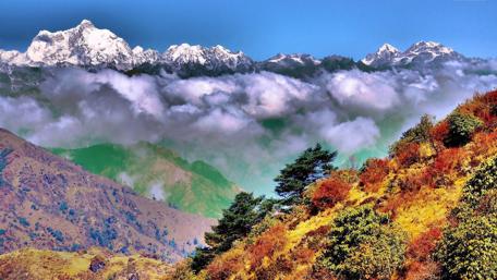 Majestic Autumn Peaks Above the Clouds wallpaper