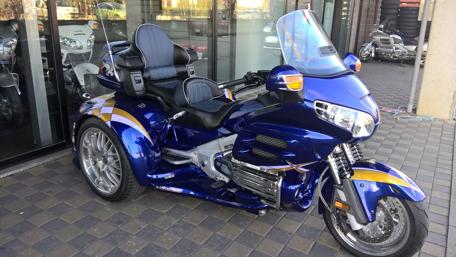 Vibrant Blue Motorcycle with Stylish Design and Comfort Features wallpaper