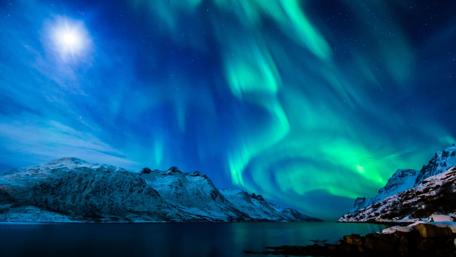 Mesmerizing Northern Lights Over Snowy Peaks wallpaper