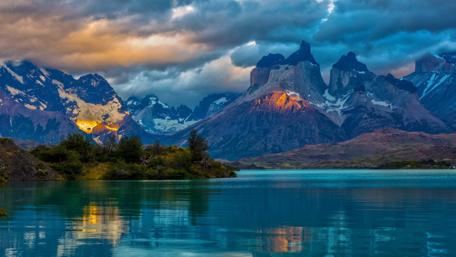 Majestic Mountain Peaks Reflected in Serene Lake wallpaper