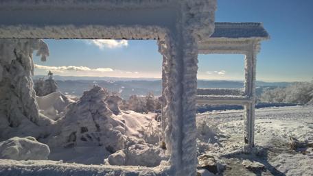 Serene Winter Wonderland Viewframe wallpaper