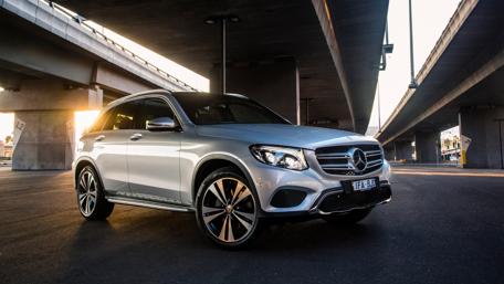 Sleek Mercedes Under Urban Overpass wallpaper