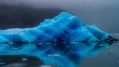 Majestic Iceberg in Tranquil Waters wallpaper