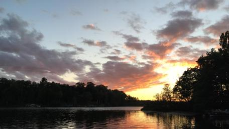 Tranquil Sunset Reflections Over Water wallpaper