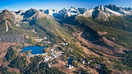 Breathtaking High Tatras Mountains Overlooking Tranquil Lake wallpaper