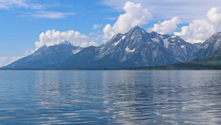 Majestic Mountain Reflections in Tranquil Waters wallpaper